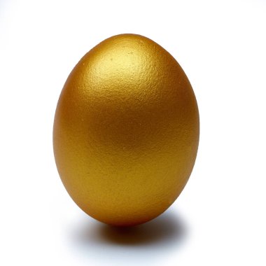 Beyaz arka planda izole edilmiş altın bir yumurta. Kavramsal görüntü