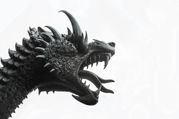 Escultura: cabeça de dragão com boca aberta contra o céu. O dragão golpeado por São Jorge — Fotografia de Stock