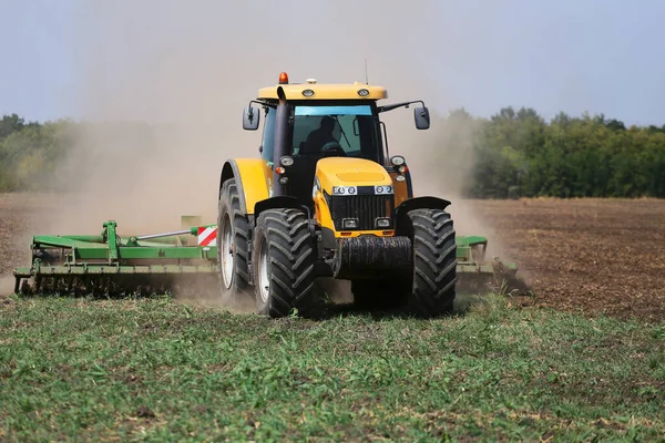 Tractor Plows Field Spring Front View — Stock Photo, Image