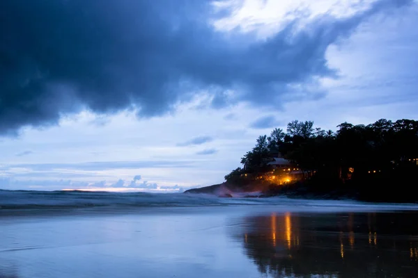 Kata Noi Beach alacakaranlıkta, Phuket Adası'nda