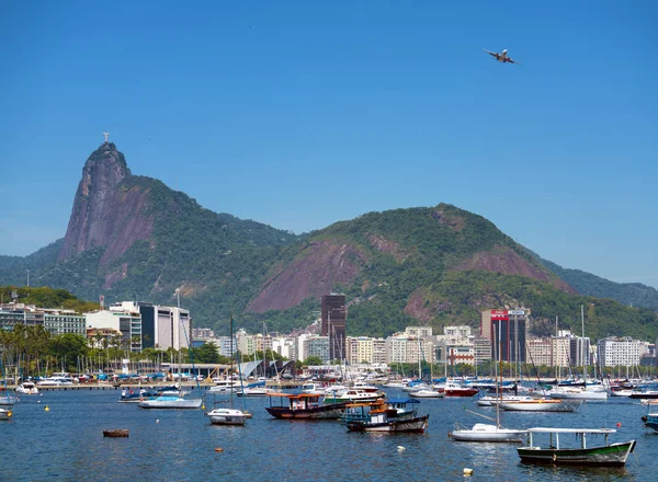 Cristo Redentor na montanha do Corcovado e na baía do Botafogo — Fotografia de Stock