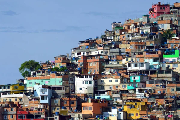 Favela brasileña en la colina — Foto de Stock