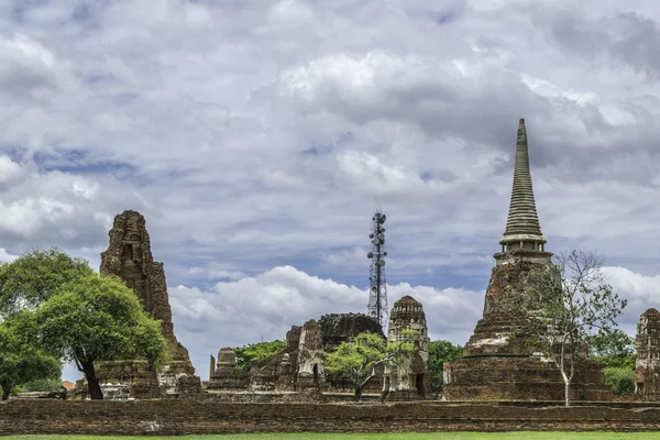 Old Beautiful Thai Temple wat Mahathat, Ayutthaya Historiske Par – stockfoto