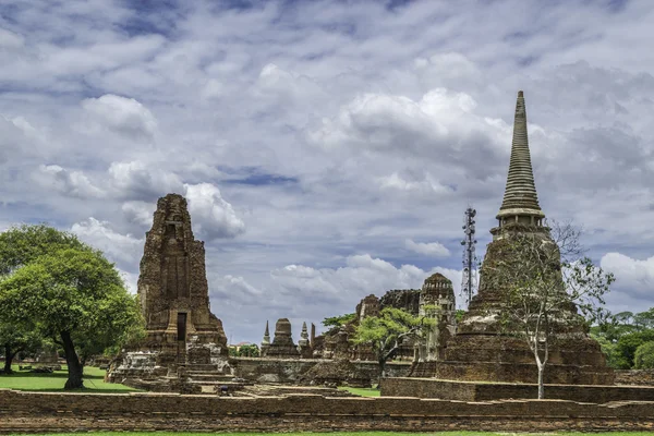 Lindo templo tailandês wat Mahathat, Par histórica de Ayutthaya — Fotografia de Stock