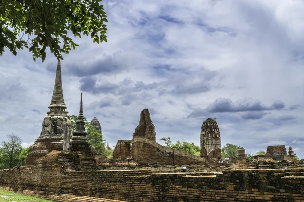 Lindo templo tailandês wat Mahathat, Par histórica de Ayutthaya — Fotografia de Stock