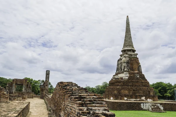 Alter schöner thailändischer Tempel wat mahathat, ayutthaya historisch par — Stockfoto