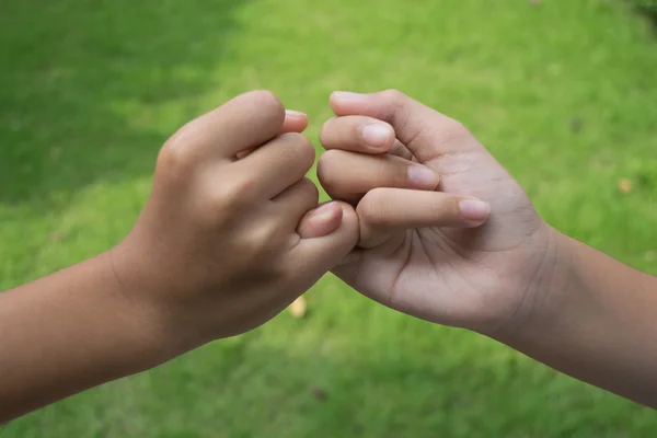Дети держатся за руки — стоковое фото