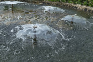 Parkta, pon fıskiyede küçük çeşme
