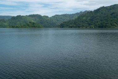 Gökyüzü Khundan Prakarnchon Barajı Tayland Dağ Manzaralı.