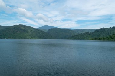 Gökyüzü Khundan Prakarnchon Barajı Tayland Dağ Manzaralı.