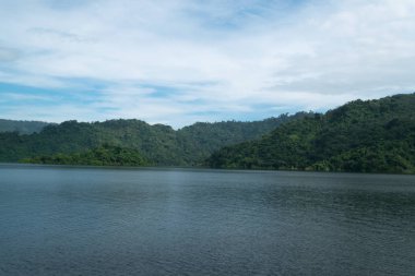 Gökyüzü Khundan Prakarnchon Barajı Tayland Dağ Manzaralı.