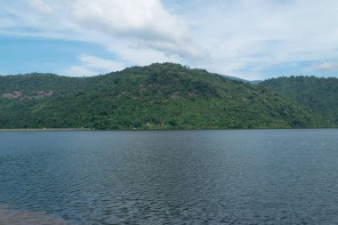 Gökyüzü Khundan Prakarnchon Barajı Tayland Dağ Manzaralı.