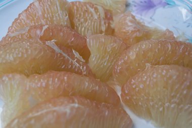 Soyulmuş pomelo meyve tabağı