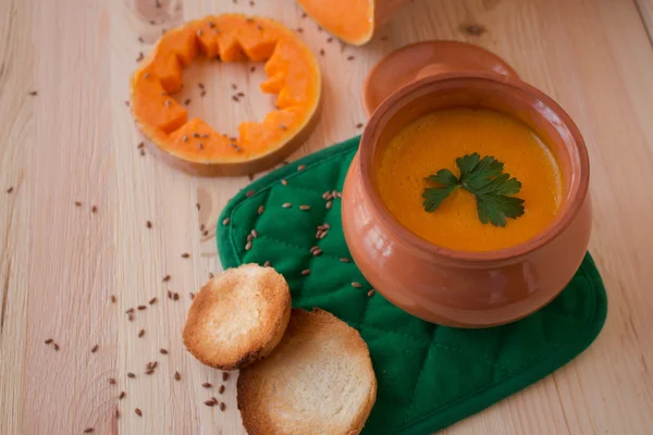 Суп из веганских тыквенных сливок с гренками — стоковое фото