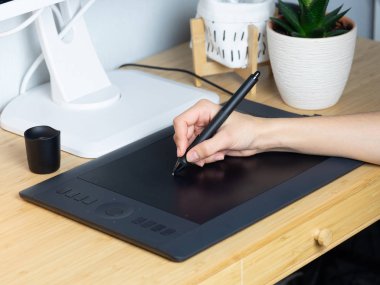 Tasarımcı iş yerinde grafik tablet çizer. 