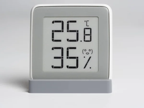 습도와 온도를 측정 할 수있는 디지털 장치 — 스톡 사진