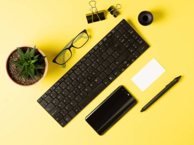 klavye, ev ekranı, grafik kalem, kırtasiye ile kompozisyon 