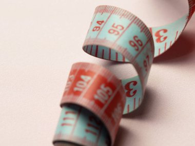 Sarı arka planda kıvranan ölçüm bandının bulanık deseni.