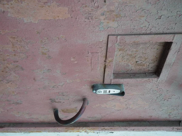Vieja puerta metálica con pintura descascarillada y con cerradura electrónica — Foto de Stock