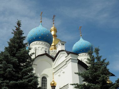 Kazan, Tataristan, Rusya, Temmuz 2019. Kazan Katedrali 'nin mavi ve altın kubbelerinin manzarası.
