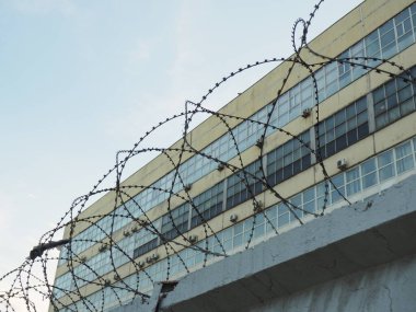 Dikenli tel örgülerden binanın manzarası