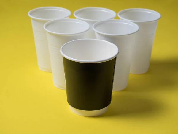 可处置的咖啡杯、塑料和纸架在黄色的背景上. — 图库照片