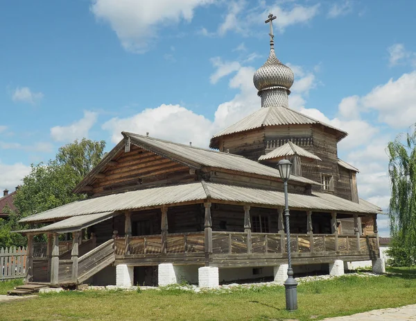 Sviyazhsk, tatarstan russland - 11. Juli 2019: - alte hölzerne Dreifaltigkeitskirche auf der Insel. die Kirche, in der Iwan der Schreckliche betete, bevor er 1552 nach Kazan ging — Stockfoto