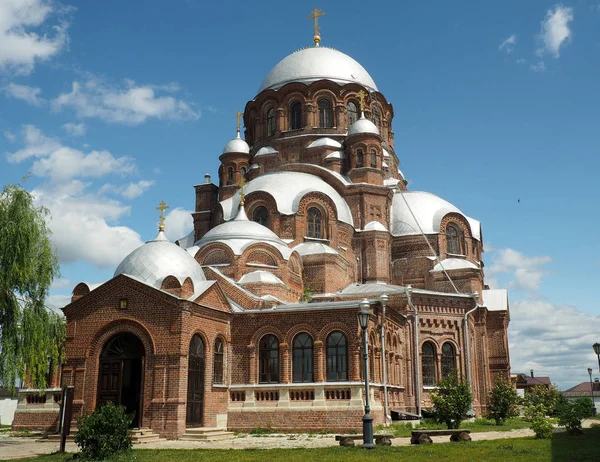 Sviyazhsk, tatarstan russland - 11. Juli 2019: - Kathedrale der Ikone der Mutter aller Trauernden. eine der größten und schönsten Kathedralen der Insel Swjaschsk. — Stockfoto