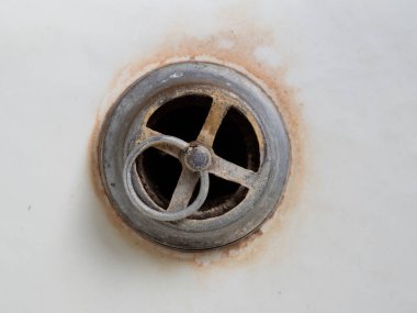 Banyo için taşkın delik pas ile kaplı. Evin tesisatı kullanılmış. Tamir konsepti.