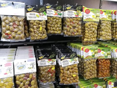 Ayia Napa, Kıbrıs, Ağustos 2019. Mağazaya plastik vakum paketlerinde çeşitli zeytin türleri asılıyor.