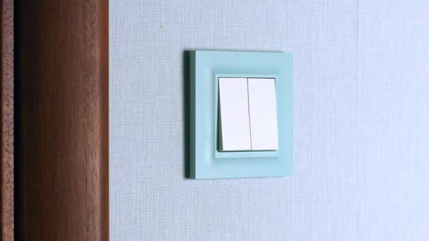 Kadın Düğmesi Düğmeye Basarak Kapatıyor Ile Işık Düğmesi Üzerinde — Stok video
