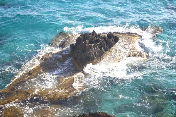 Rocks washed by sea waves. Turquoise clear water, vacation, seascape — Stock Photo, Image