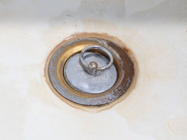 Banyodaki su borusu kapakla kaplanmış. Kirli ve paslı