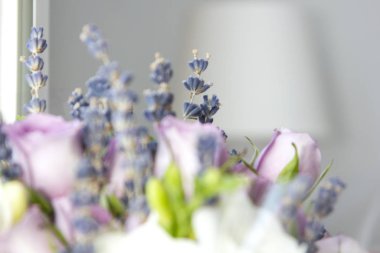 Pastel renkli bir buket çiçeğin bulanık arka planı. Şablon olarak kullanılabilir.