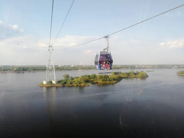 Nizhny Novgorod 'daki Volga Nehri' nin karşısındaki teleferiğin taksisinden görüntü.