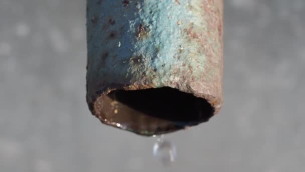 Agua Gotea Lentamente Viejo Cadáver Oxidado Primer Plano Vista Superior — Vídeo de stock