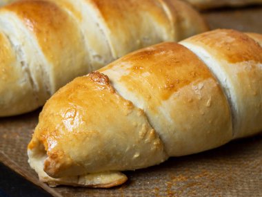 Hamurun içinde hazır sulu sosis. Un ürününe yakın çekim