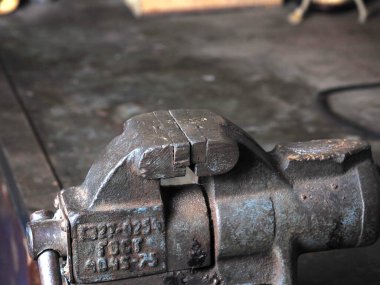 Paslı, kirli metal mengene. Yakın plan, kenar görünüm