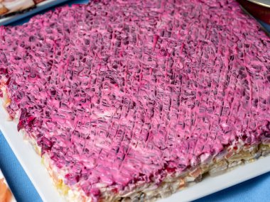 Kürk mantonun altında katmanlı ringa salatası. Rus mutfağının şenlikli yemekleri..