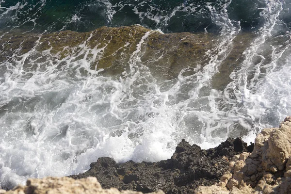 Rocks washed by sea waves. Turquoise clear water, vacation, seascape — Stock Photo, Image