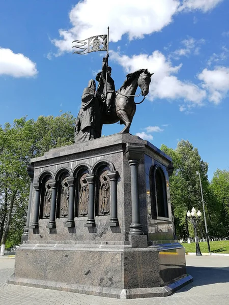 Juli 2019, Russland, Wladimir. Blick auf das Denkmal für Prinz Wladimir und Heiligen Fjodor, das auf der Aussichtsplattform der Stadt installiert wurde — Stockfoto