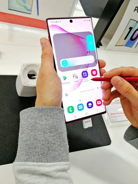 Москва, Россия, 9 февраля 2020 г. Девушка держит новый телефон Samsung Galaxy Note 10. Премиум смартфоны на операционной системе Android с S Pen stylus — стоковое фото