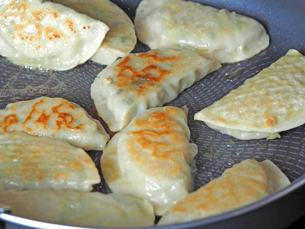 Close-up van het bakken van gebakken gyoza met groenten in een koekenpan. Japanse keuken — Stockfoto