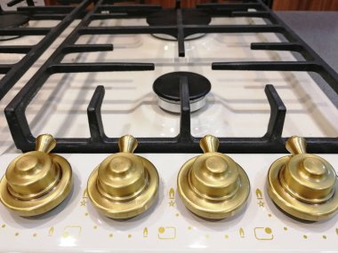 Dört lokantası olan yeni gaz sobasının manzarası. Yemek pişirmek için doğal gaz kullanmak.