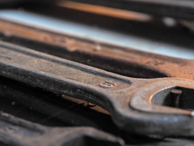 Arka planı bulanık, eski paslı anahtarlar. Araç konsepti