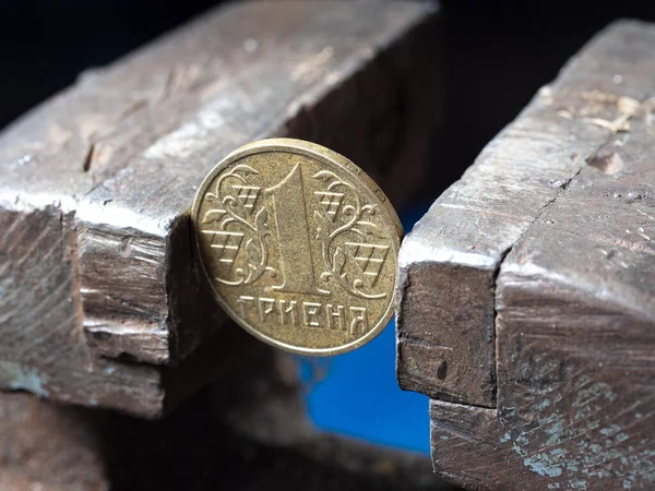 Hryvnya madeni parası metal mengeneye sıkıştı. Baskın altındaki para birimi ve Ukrayna ekonomisi, mali sorunlar ve kriz kavramı