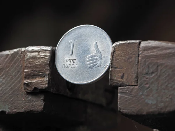 Moneda Rupia India Sujeta Una Visera Metal Ambos Lados Concepto — Foto de Stock
