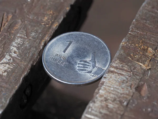Moneda Rupia India Sujeta Una Empuñadura Metal Concepto Problemas Financieros — Foto de Stock