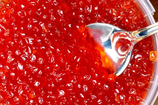 Caviar Vermelho Brilhante Peixe Salmão Com Uma Colher Metal Imerso — Fotografia de Stock