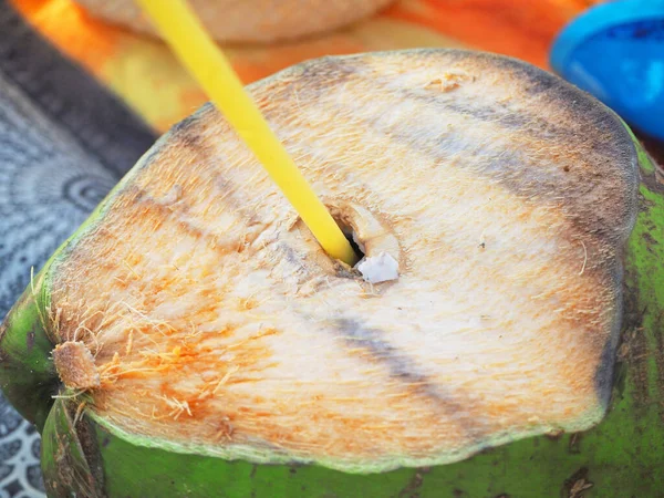 Een Rijpe Kokosnoot Met Een Gat Een Drinkbuis Close Gezonde — Stockfoto